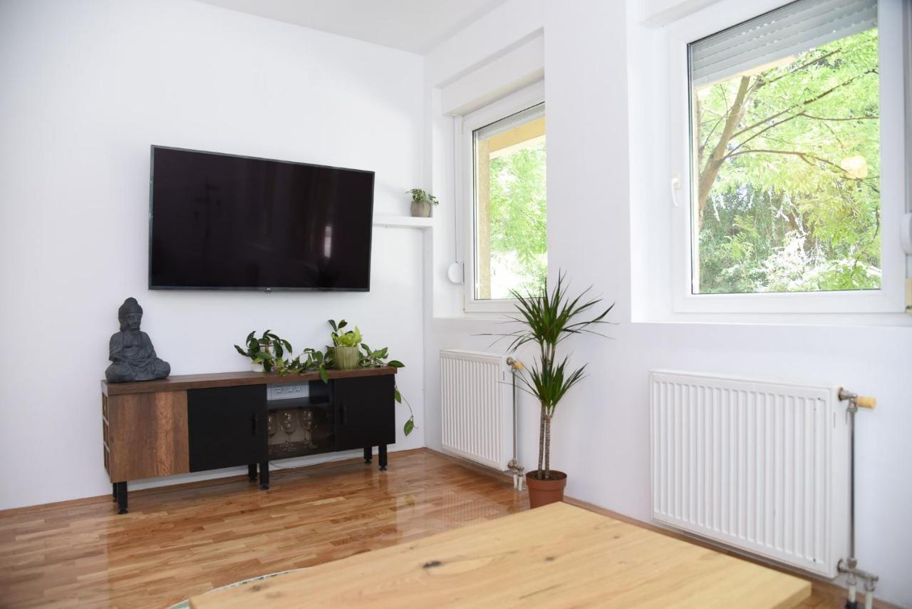 Garden Apartment - Oaza U Centru Grada Novi Sad Esterno foto